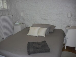 2 habitaciones, tabla de planchar con plancha, wifi y ropa de cama