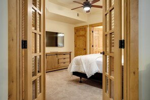 3 bedrooms, memory foam beds, iron/ironing board, WiFi - AL4201 | Relax in Luxury | Steps from Mountain | Air Chilling | 4 Pools (Steamboat Springs)