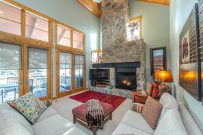 Téléviseur connecté, foyer, lecteur de DVD, chaîne audio