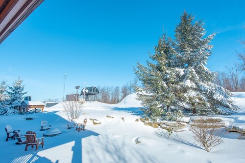 Ski In/Ski Out Chalet w/ Hot Tub & Fireplace