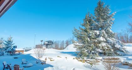 Ski In/Ski Out Chalet w/ Hot Tub & Fireplace