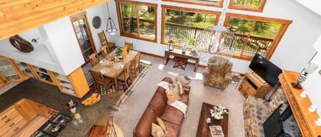 Televisión, chimenea, reproductor de DVD y estéreo