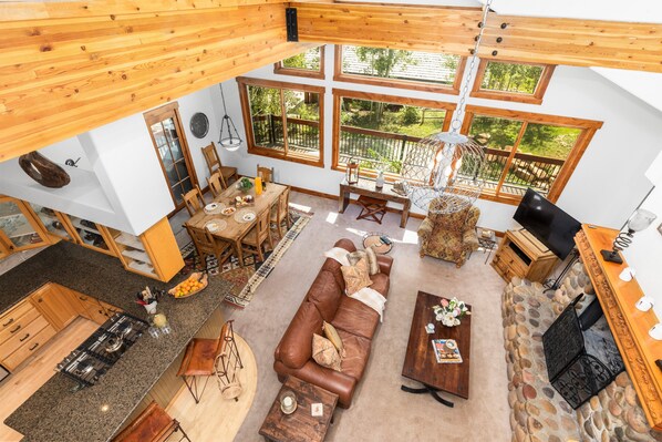 Televisio, takka, DVD-soitin, stereot