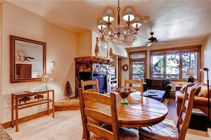 Condo, 1 King Bed with Sofa bed (2212 Timberline Lodge, Trappeur's Cro) | In-room dining