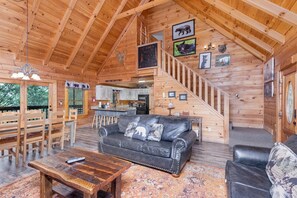 TV, fireplace, DVD player - ER101 - Heavenly Hideaway  Great location - Close to town! (Pigeon Forge)