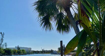 Wunderschönes, tropisches 2 BR / 2-Vollbad-Dock mit Blick auf das Wasser Verfügbar Lucaya / Freeport
