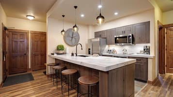 Fridge, oven, stovetop, dishwasher