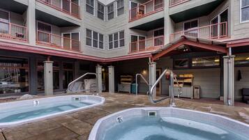 Tina de hidromasaje al aire libre