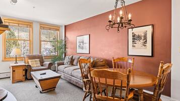 Een flatscreentelevisie, een open haard en een dvd-speler