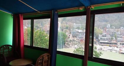 Sneha Home-Stay Nearabout Laxman Jhulla Bridge Mit Blick auf den Ganga River und die Berge