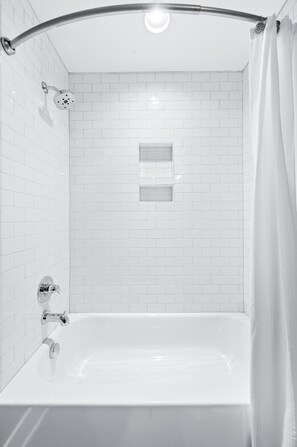 Badewanne, Handtücher, Seife, Shampoo