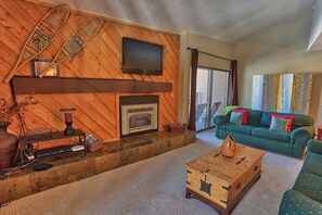 Tv, eldstad och böcker