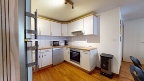 Een koelkast, een microgolfoven, een oven, een kookplaat