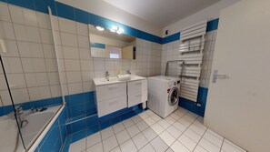 Badewanne, Haartrockner, Handtücher, Seife