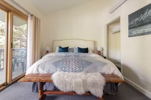 3 bedrooms, desk, iron/ironing board, travel crib