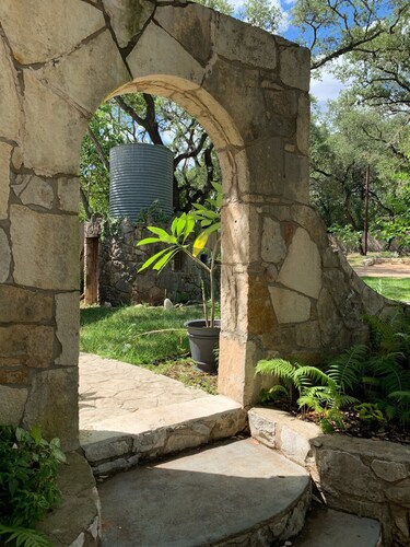 Robert Wood Art Cottage - Near Floores Country Store, SeaWorld & Fiesta Texas