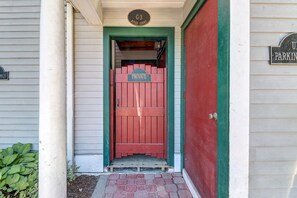 Exterior detail - Clean & Bright Condo near Slopes & Lakes with Amazing Walkable Locale (Stowe)