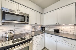 Fridge, microwave, oven, stovetop - Clean & Bright Condo near Slopes & Lakes with Amazing Walkable Locale (Stowe)