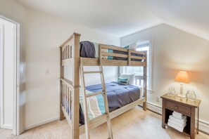 2 bedrooms, free internet, bed sheets - Clean & Bright Condo near Slopes & Lakes with Amazing Walkable Locale (Stowe)