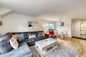 TV - Clean & Bright Condo near Slopes & Lakes with Amazing Walkable Locale (Stowe)