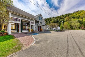 Exterior - Clean & Bright Condo near Slopes & Lakes with Amazing Walkable Locale (Stowe)