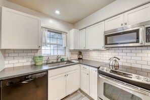 Fridge, microwave, oven, stovetop - Clean & Bright Condo near Slopes & Lakes with Amazing Walkable Locale (Stowe)