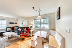 TV - Clean & Bright Condo near Slopes & Lakes with Amazing Walkable Locale (Stowe)