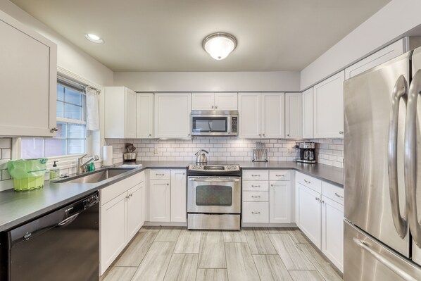 Fridge, microwave, oven, stovetop - Clean & Bright Condo near Slopes & Lakes with Amazing Walkable Locale (Stowe)