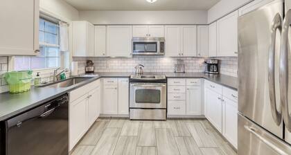 Clean & Bright Condo near Slopes & Lakes with Amazing Walkable Locale