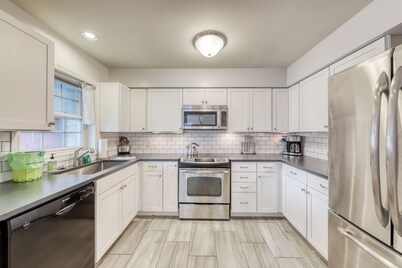 Clean & Bright Condo near Slopes & Lakes with Amazing Walkable Locale