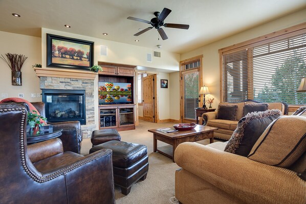TV, fireplace