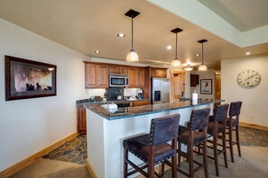 Fridge, oven, stovetop, dishwasher - BL6201 | Perfect for the Family | 4 Pools | Winter Shuttle | Close to Slopes (Steamboat Springs)