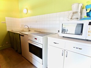 Kühlschrank, Mikrowelle, Ofen, Wasserkocher mit Kaffee-/Teezubehör