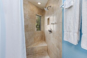 Douche, sèche-cheveux, serviettes fournies
