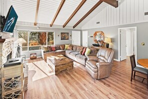 TV, fireplace, DVD player - Sandoval Slopes by Destination Big Bear : Near Bear Mountain! Pool Table! DirecTV! BBQ! Fireplace! Lots of Space! (Big Bear Lake)