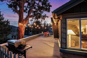 Outdoor dining - Sandoval Slopes by Destination Big Bear : Near Bear Mountain! Pool Table! DirecTV! BBQ! Fireplace! Lots of Space! (Big Bear Lake)