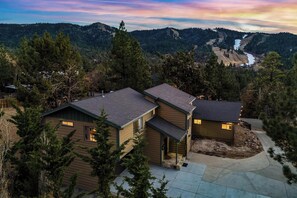 Exterior - Sandoval Slopes by Destination Big Bear : Near Bear Mountain! Pool Table! DirecTV! BBQ! Fireplace! Lots of Space! (Big Bear Lake)