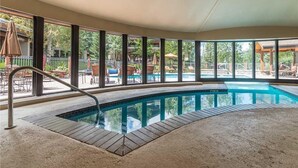 Una piscina interna con vista aperta sull'esterno.
