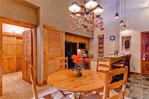 Apartment, Mehrere Betten (2306 Timberline Lodge, Trappeur's Cro) | Essbereich im Zimmer