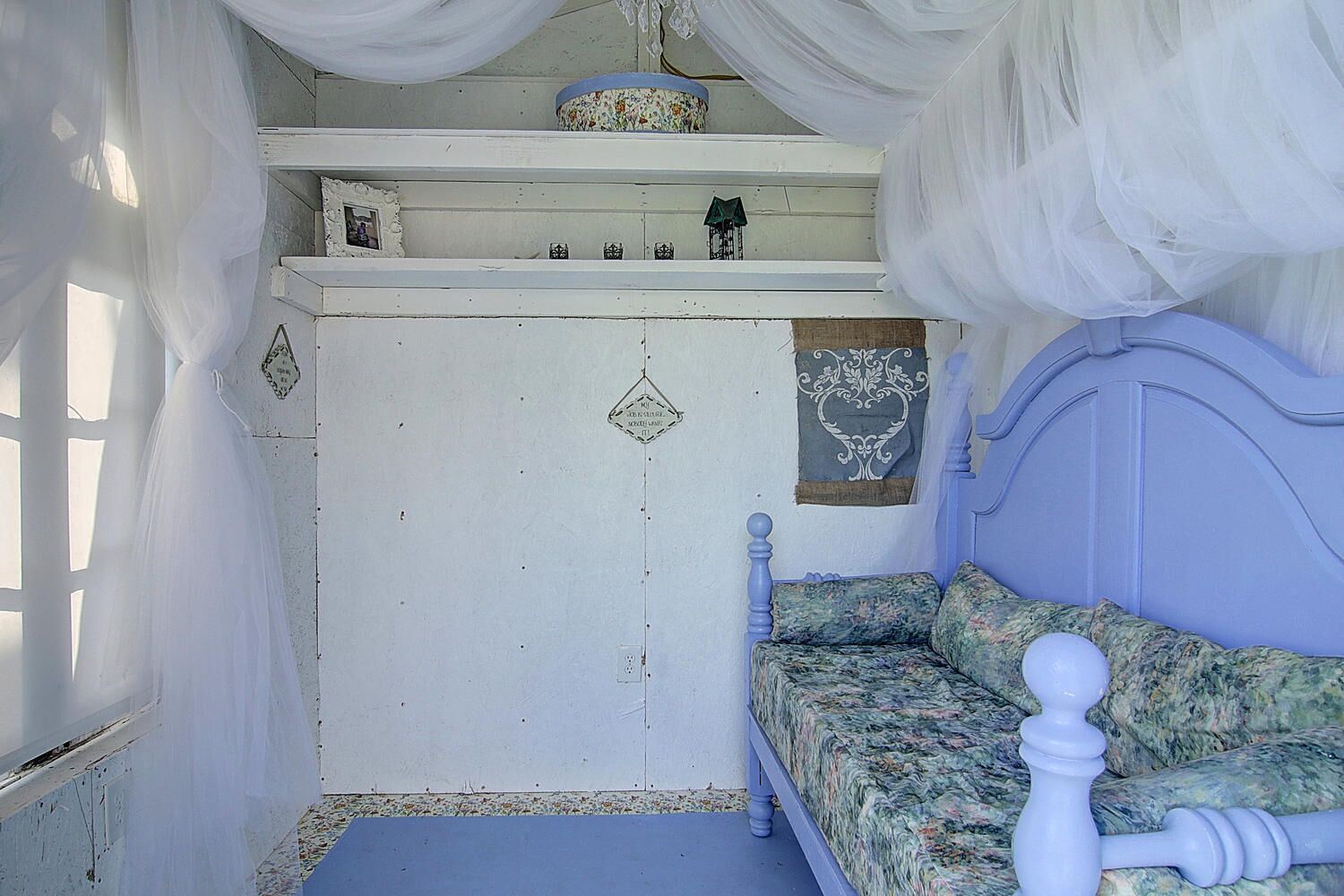 Ein Zimmer mit einem Bett, einem kleinen Tisch und einem Kleiderschrank.