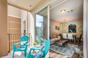 Outdoor dining - Gorgeous, newly renovated 2BD condo right next to the Vista Cay clubhouse! (Orlando)