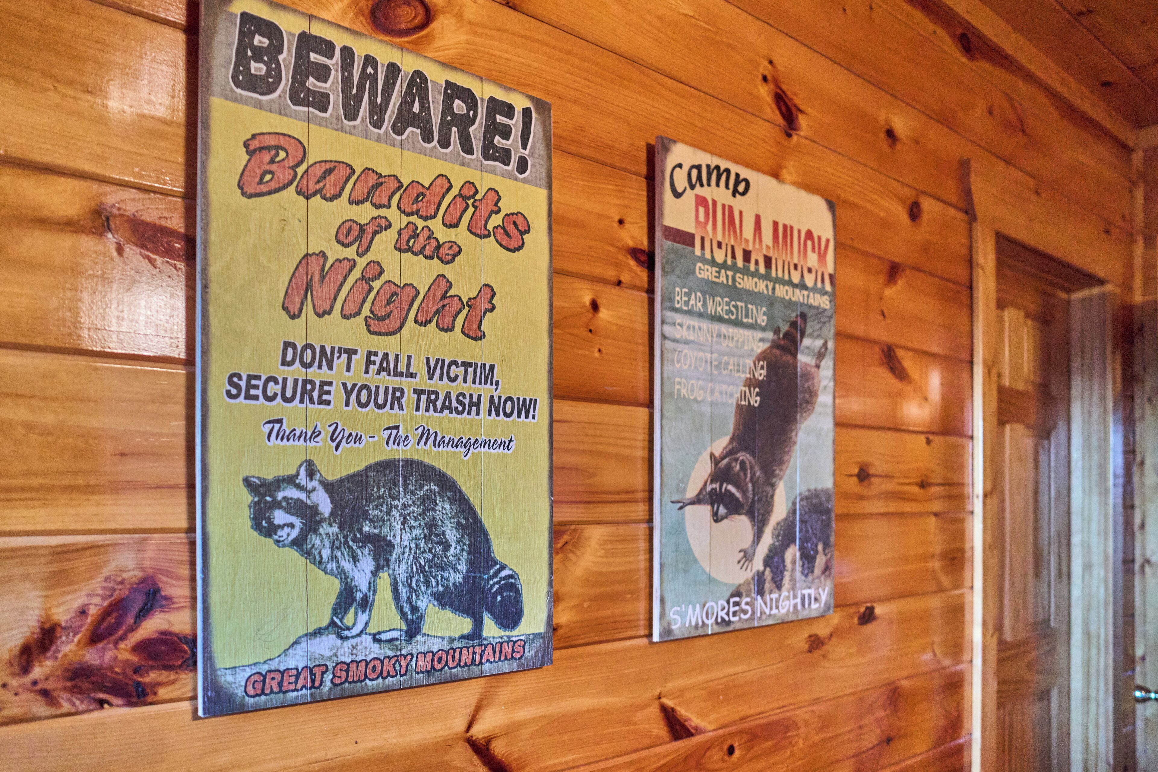 Deux affiches sur un mur en bois, avec du texte et des images de ratons laveurs.