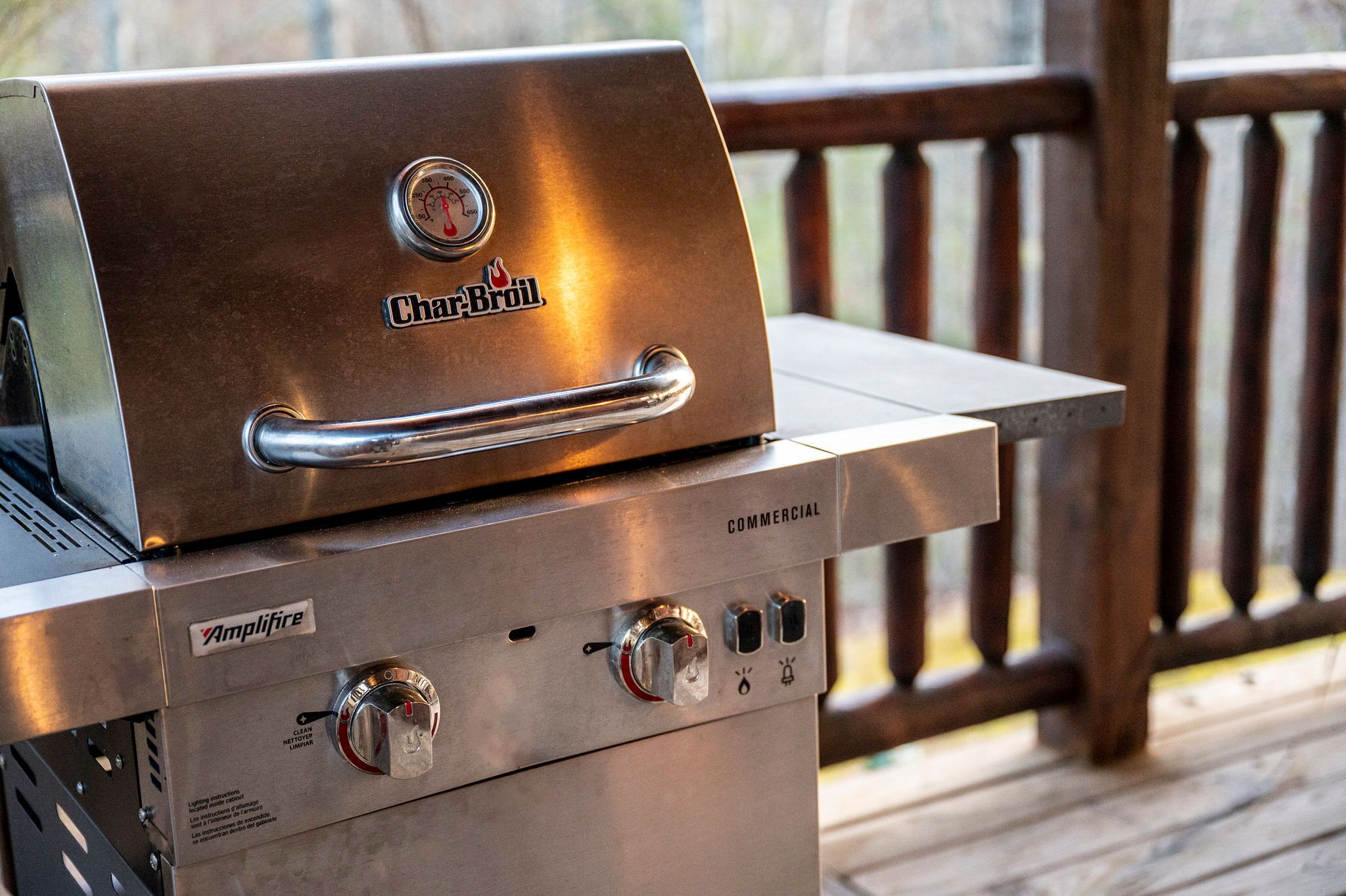 Un barbecue CharBroil à usage commercial, doté d’un écran numérique et de boutons de commande, installé sur une terrasse en bois.