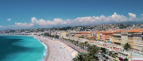 Una spiaggia nelle vicinanze