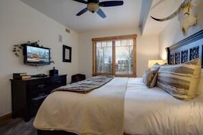 3 bedrooms, iron/ironing board, WiFi, bed sheets - BL6102 | Unforgettable Mtn Getaway | 4 Pools | Walk to Mountain | Winter Shuttle (Steamboat Springs)