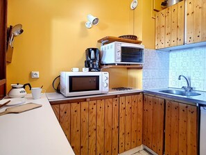 Fridge, microwave, oven, coffee/tea maker