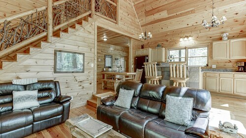 Hickory Woods- Private Couples Paradise, Huge Hot Tub, Pool Table and  Frieplace