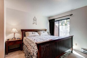 2 bedrooms, iron/ironing board, free Internet, bed sheets