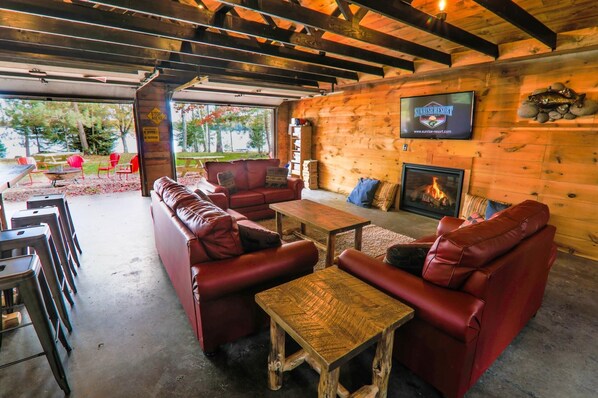 Interior - Lakefront Cabin #7 The Northern Pike House (Presque Isle)