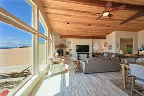 TV, peis, bøker og filmbibliotek